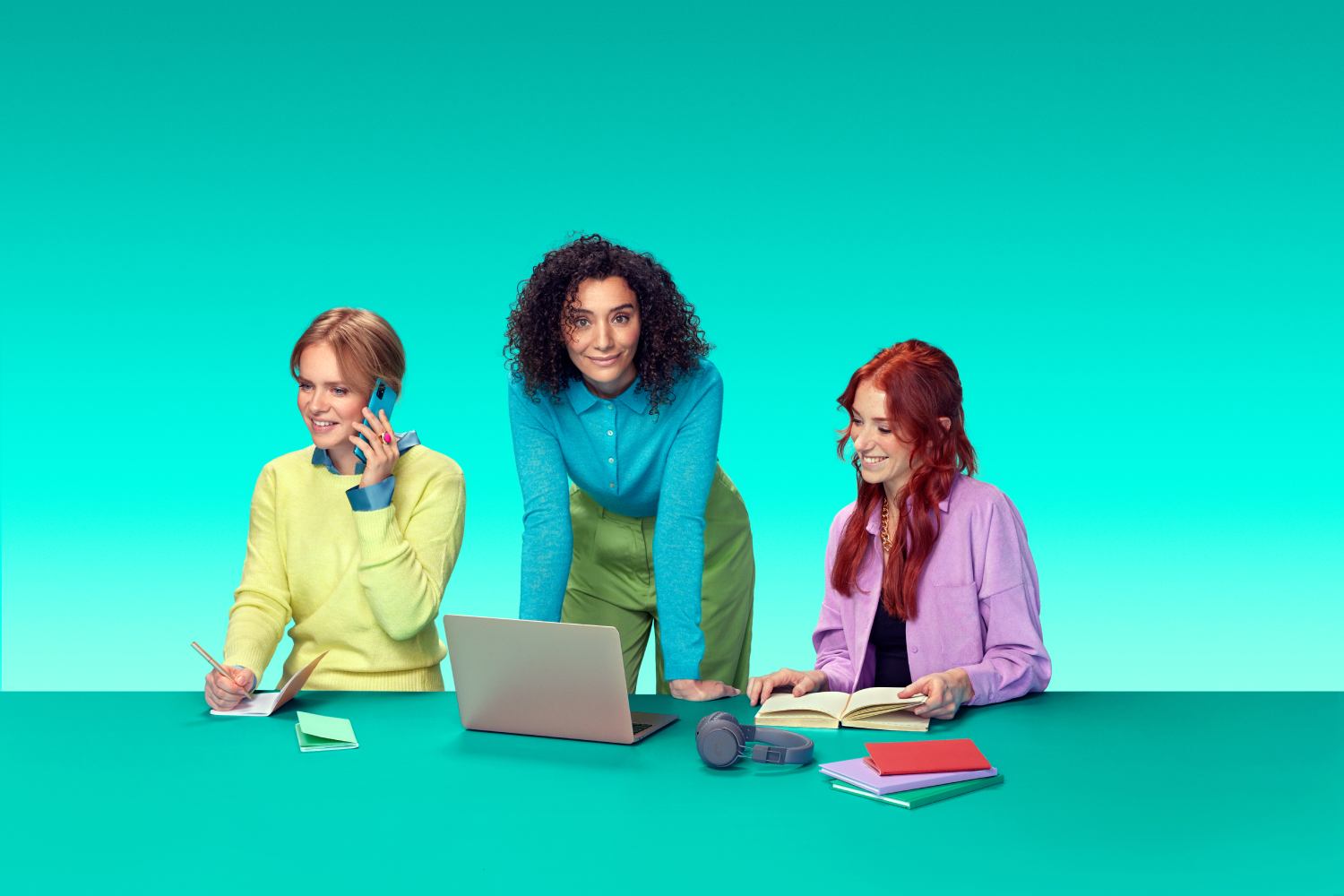 Drie vrouwen adviseurs werken achter laptop
